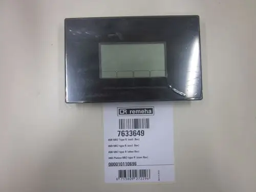 Schwarzes Bedienfeld von Remeha mit einem digitalen Display und mehreren Tasten. Neben dem Gerät befindet sich ein Etikett mit Artikelnummern und Informationen zu Typen.